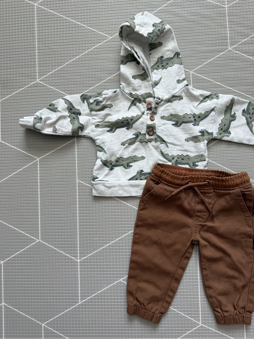 American Hawk|Baby boy outfit,crocodile printed hoodie sweater & brown pants•••